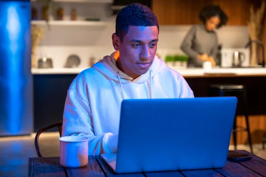 Aluno usando notebook em curso de inteligência artificial